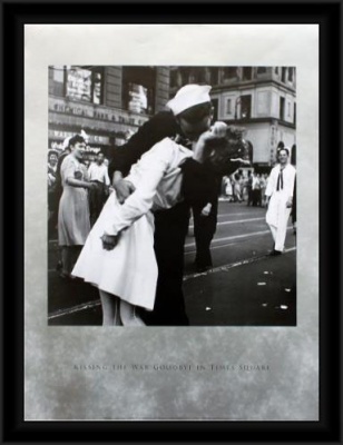  Репродукция в багете Поцелуй в Лондоне, OLD0256-1045B фото в интернет-магазине